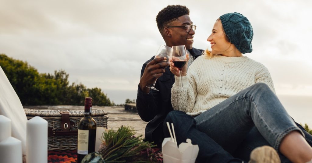 คู่รักนั่งดื่มไวน์ด้วยกัน